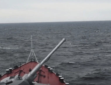 To ρωσικό καταδρομικό «Marshall Ustinov» εν δράσει! (βίντεο)